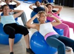 Aula de Pilates com bola na academia